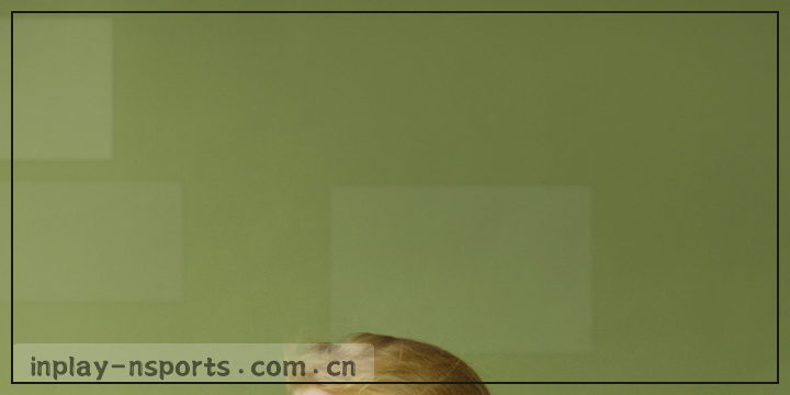 记分牌亮起22:18，倒计时定格，球迷瞬间沸腾。